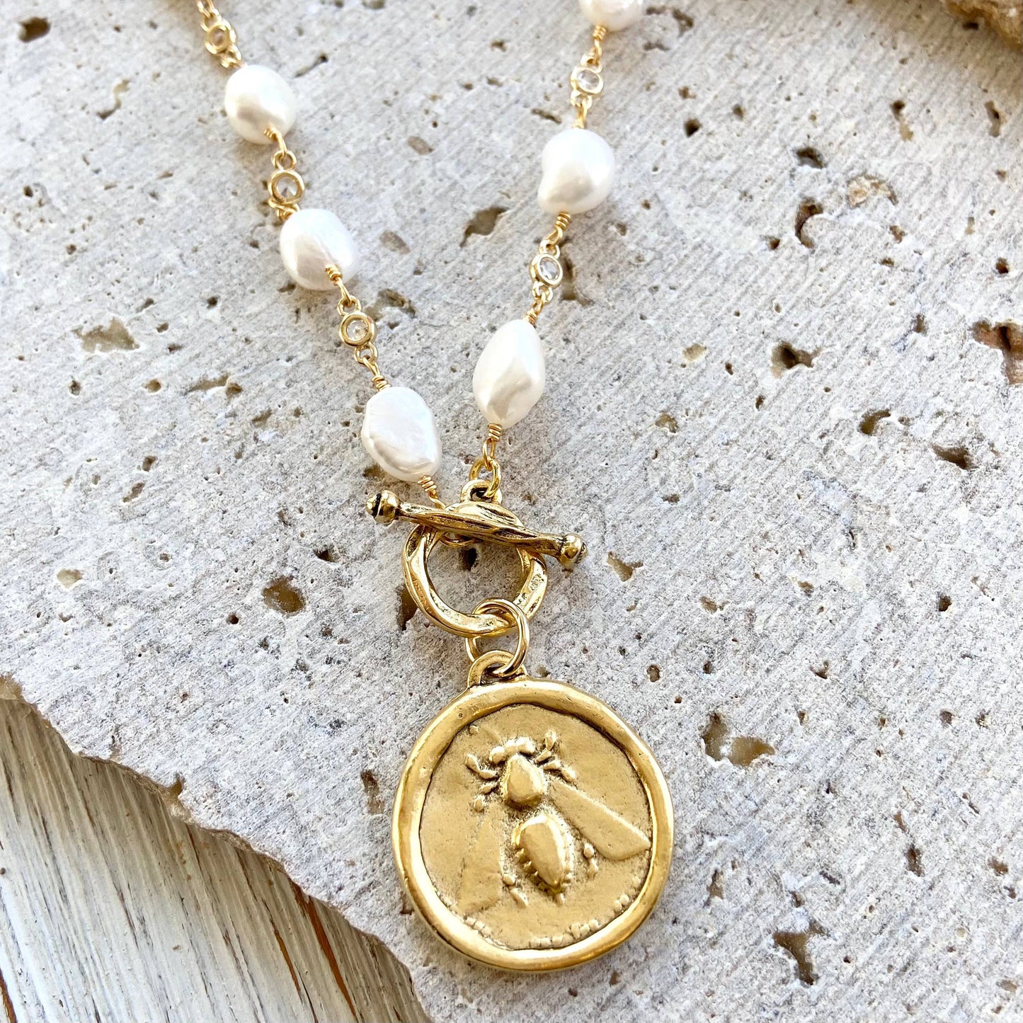 Queen bee pearl necklace boutique salon bee Jewerly trendy: 16”