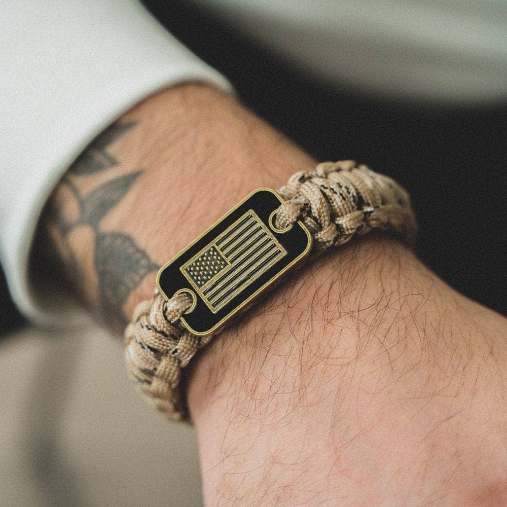The Hero Company - The Hero Company- Desert Camo Paracord Bronze Flag Bracelet - Helps Pair Veterans With A Service Dog Or Shelter Dog -Faire