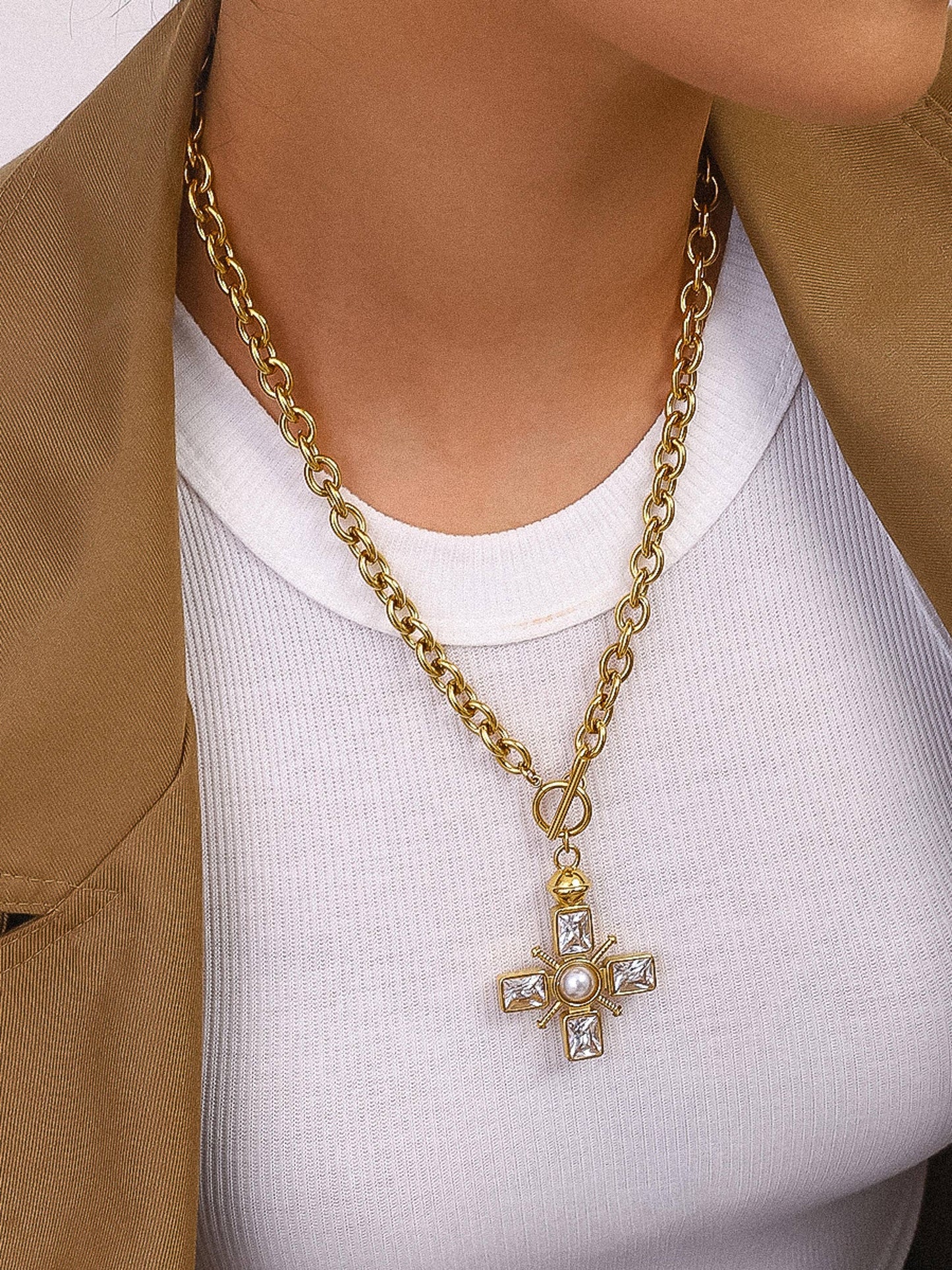 Flânerie by MAIQ - Patrice 18K Gold Non-Tarnish Cross Necklace: Yellow Gold