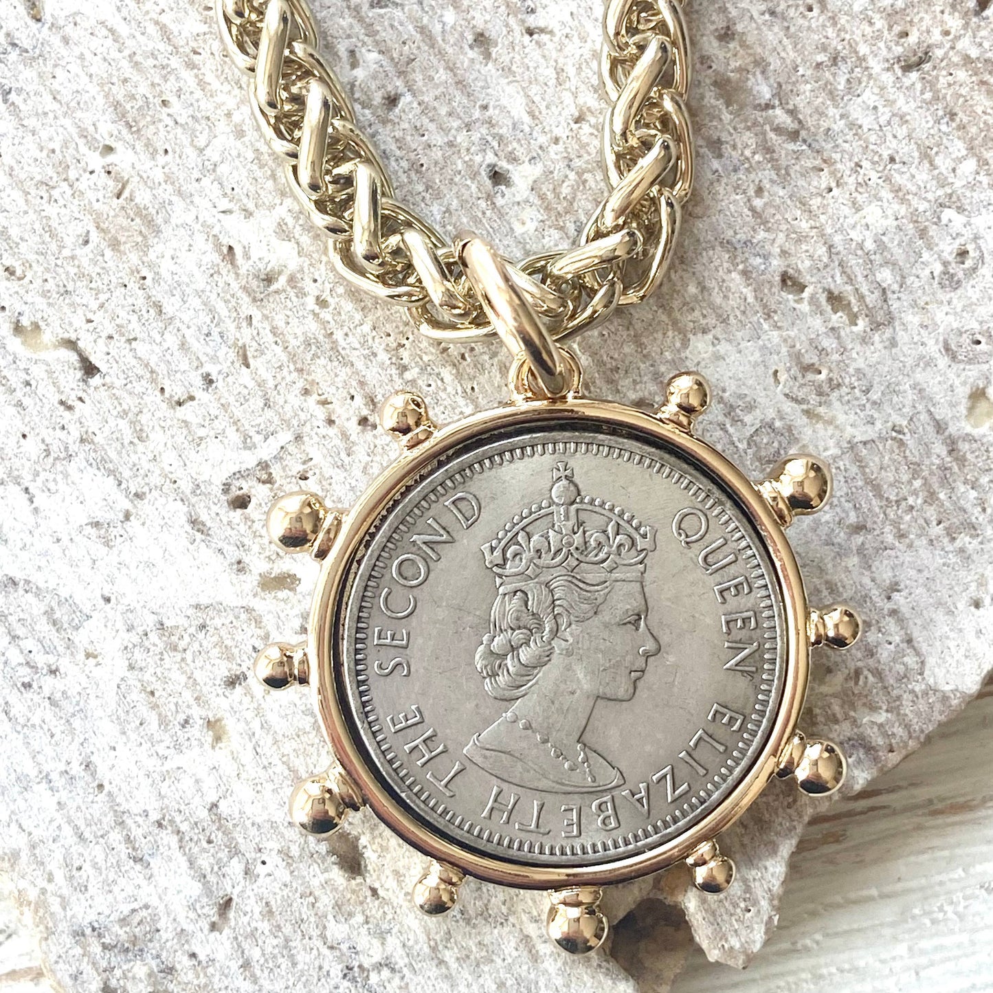 French Coin Queen England trendy handmade jewelry boutique: Le monde