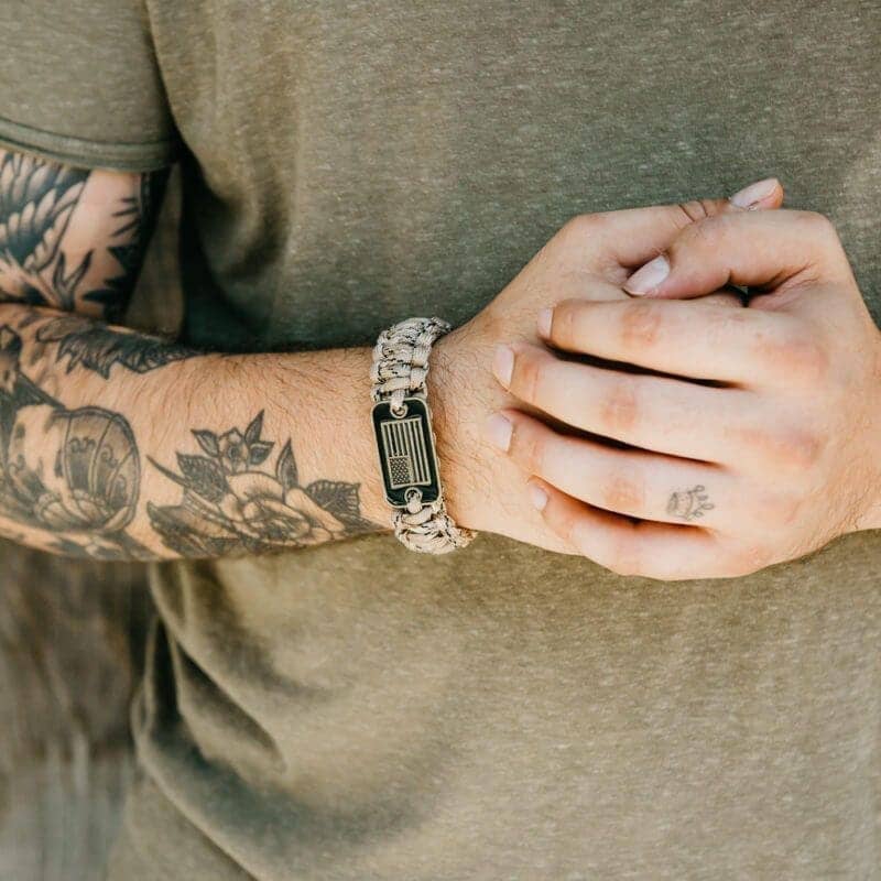 The Hero Company - The Hero Company- Desert Camo Paracord Bronze Flag Bracelet - Helps Pair Veterans With A Service Dog Or Shelter Dog -Faire