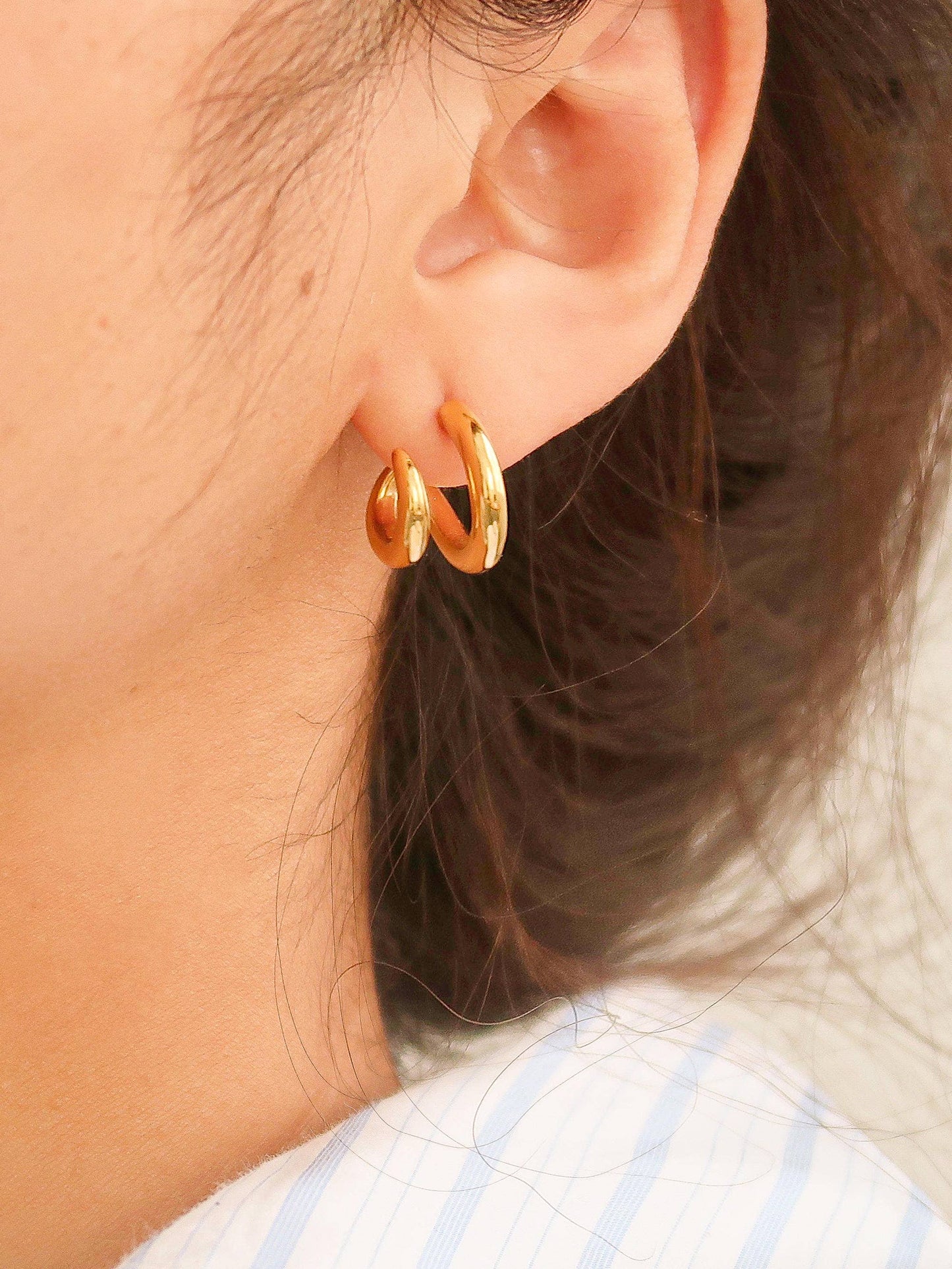 Flânerie by MAIQ - Maddison-Gold Non-Tarnish Double C Hoop Earring: Yellow Gold