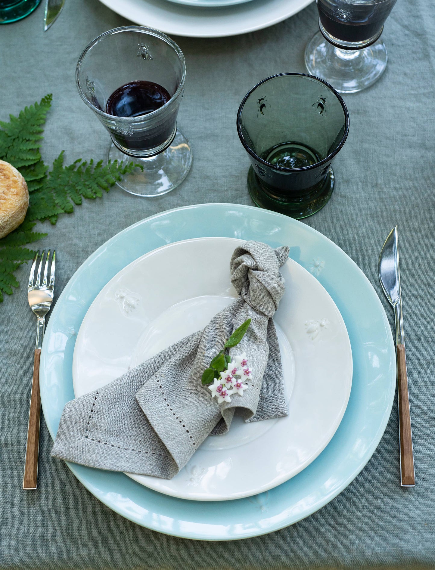La Rocher Bee Ceramic Dinner Plates - Set of 4: Ecru
