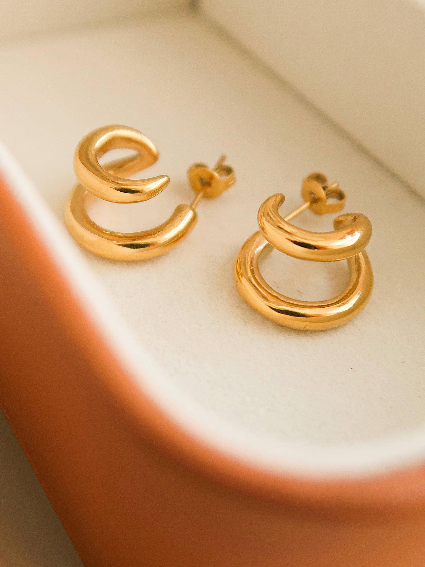 Flânerie by MAIQ - Maddison-Gold Non-Tarnish Double C Hoop Earring: Yellow Gold