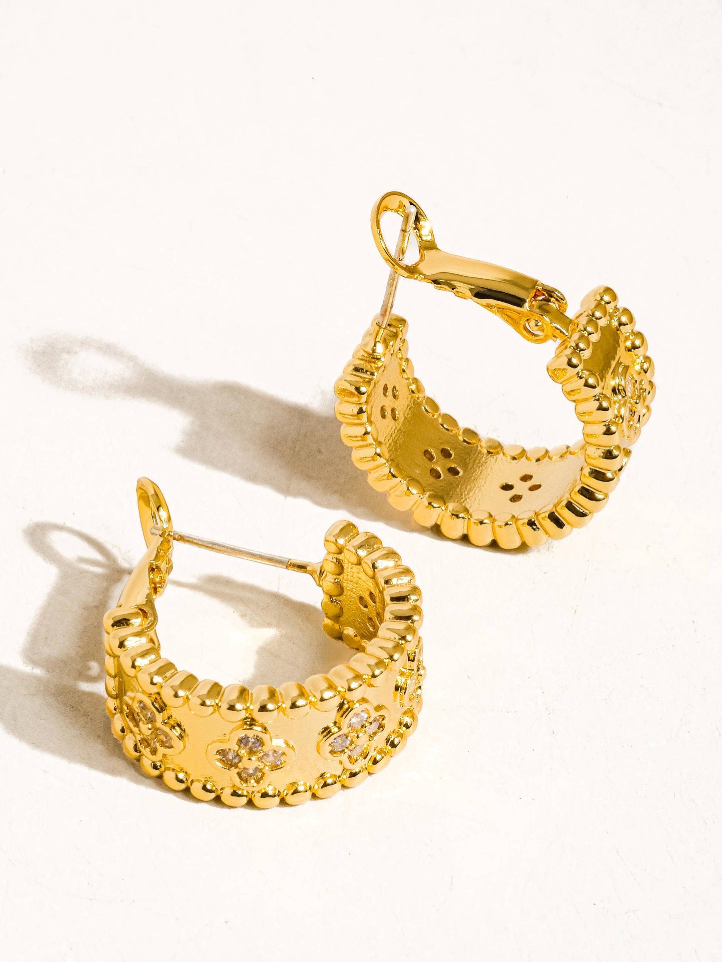Flânerie by MAIQ - Ismaël 18K Gold Vintage Floral Hoop Earring: Yellow