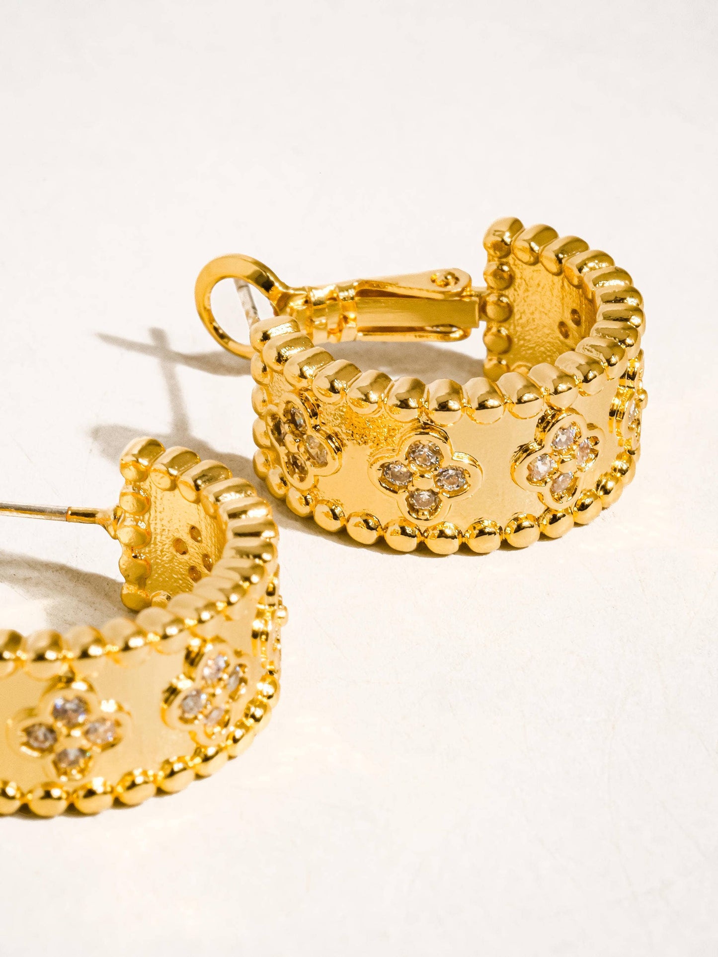 Flânerie by MAIQ - Ismaël 18K Gold Vintage Floral Hoop Earring: Yellow