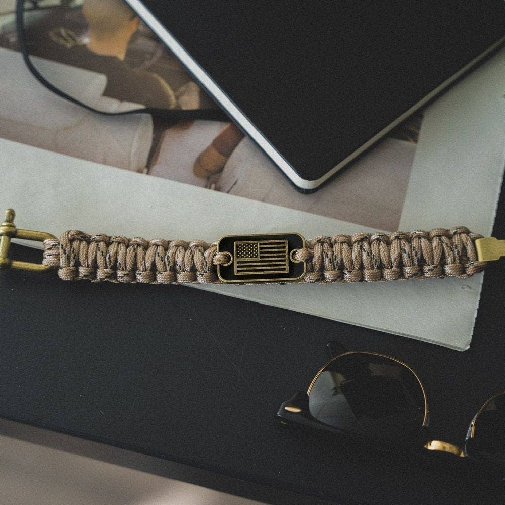 The Hero Company - The Hero Company- Desert Camo Paracord Bronze Flag Bracelet - Helps Pair Veterans With A Service Dog Or Shelter Dog -Faire