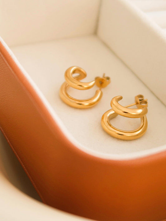 Flânerie by MAIQ - Maddison-Gold Non-Tarnish Double C Hoop Earring: Yellow Gold