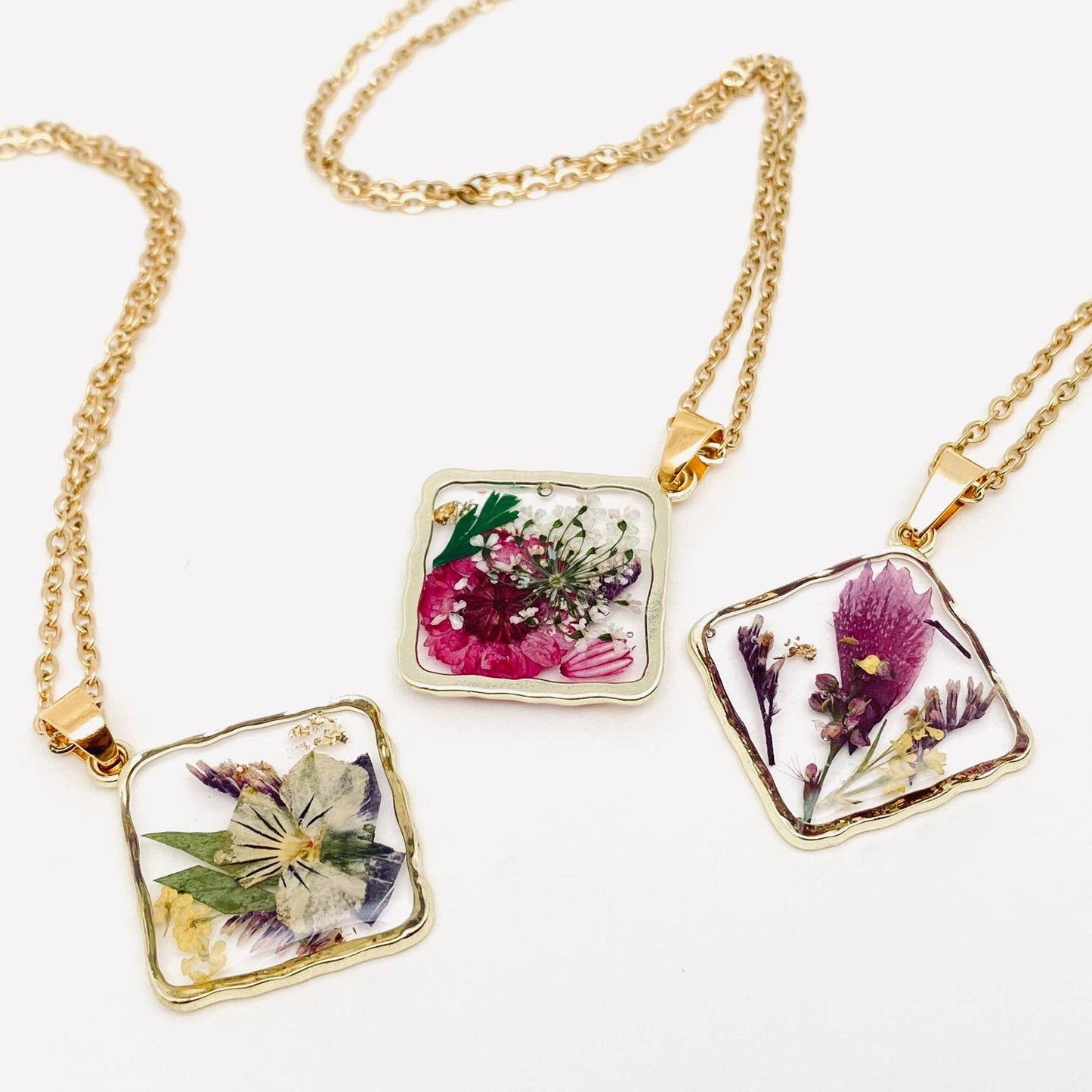 Mio Queena - Floral Square Pendant Pressed Dried Flowers Necklace - PDF: Baby’s Breath & Daffodil