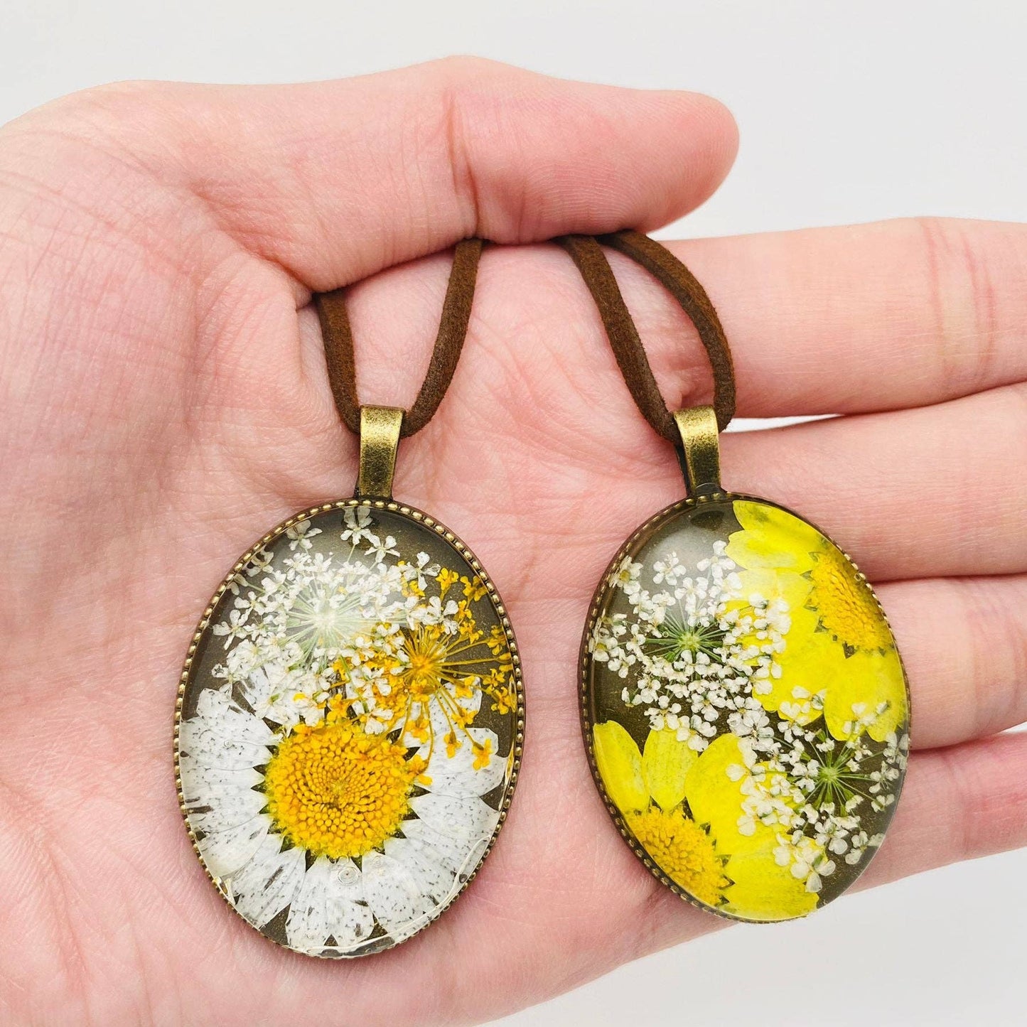 Mio Queena - Vintage Genuine Dried Flower Floral Oval Charm Necklace -PDF: Leucanthemum paludovum & Queen Anne's Lace