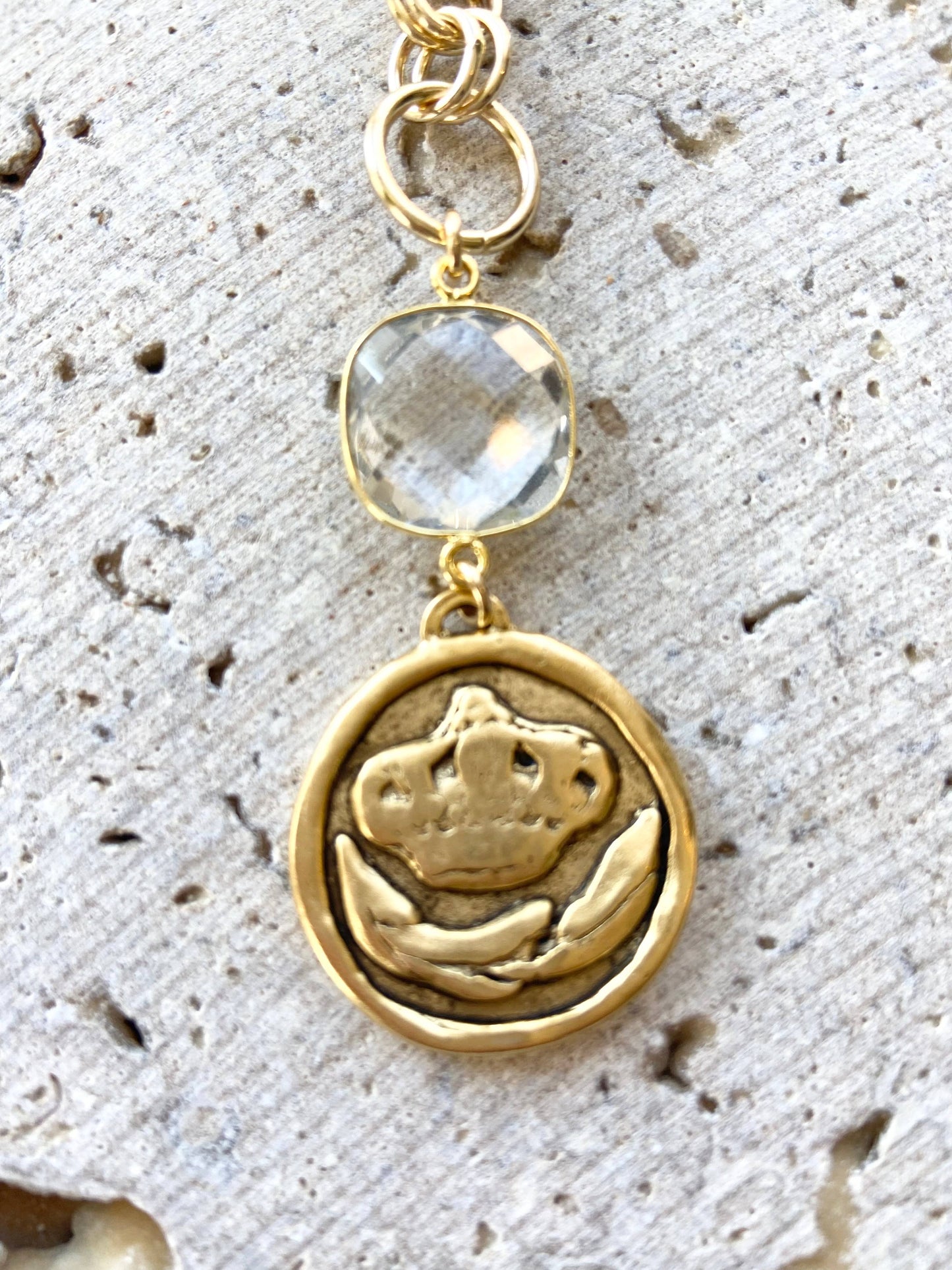 Queen bee pearl necklace boutique salon bee Jewerly  trendy: 16”