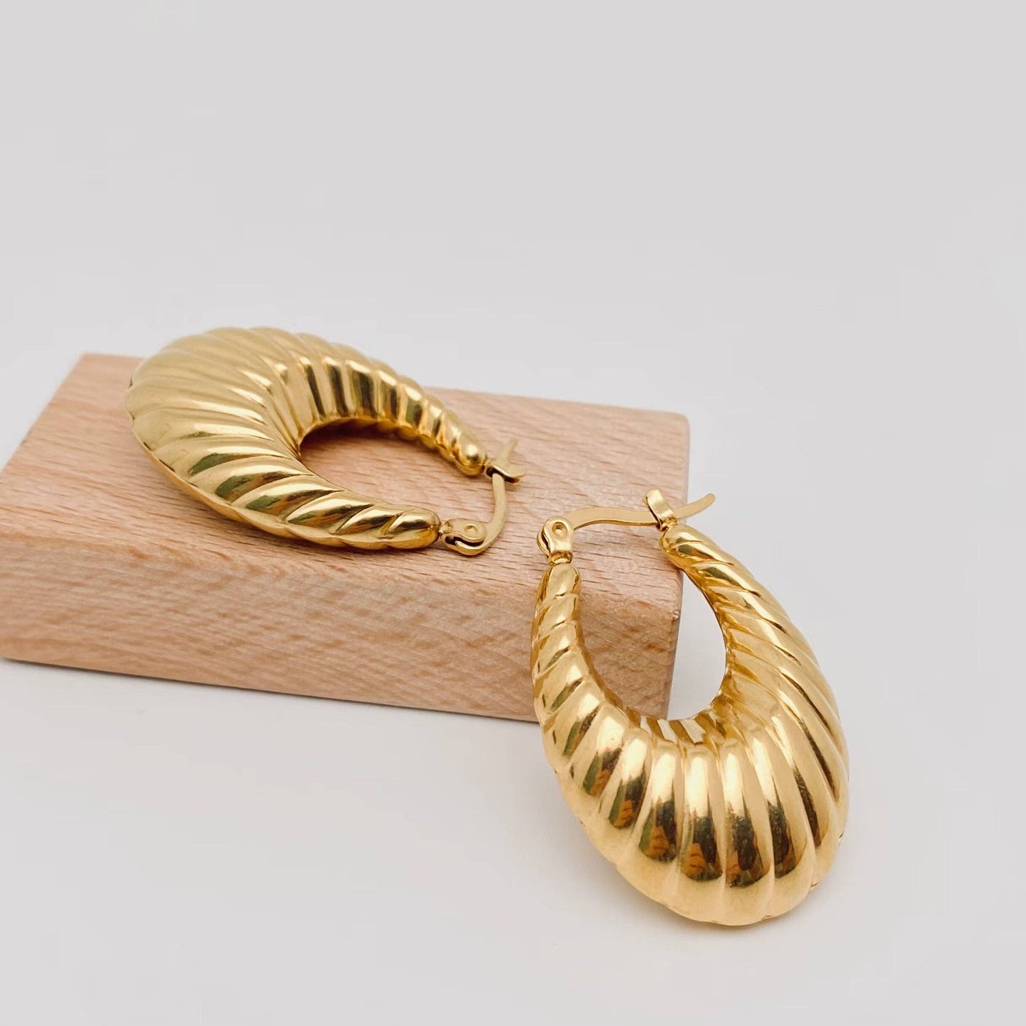 Mio Queena - Shrimp Pattern Hollow 18K Gold Plated Hoop Earrings - FGS: L-25*35*10MM