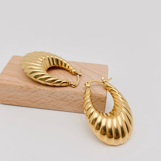 Mio Queena - Shrimp Pattern Hollow 18K Gold Plated Hoop Earrings - FGS: L-25*35*10MM
