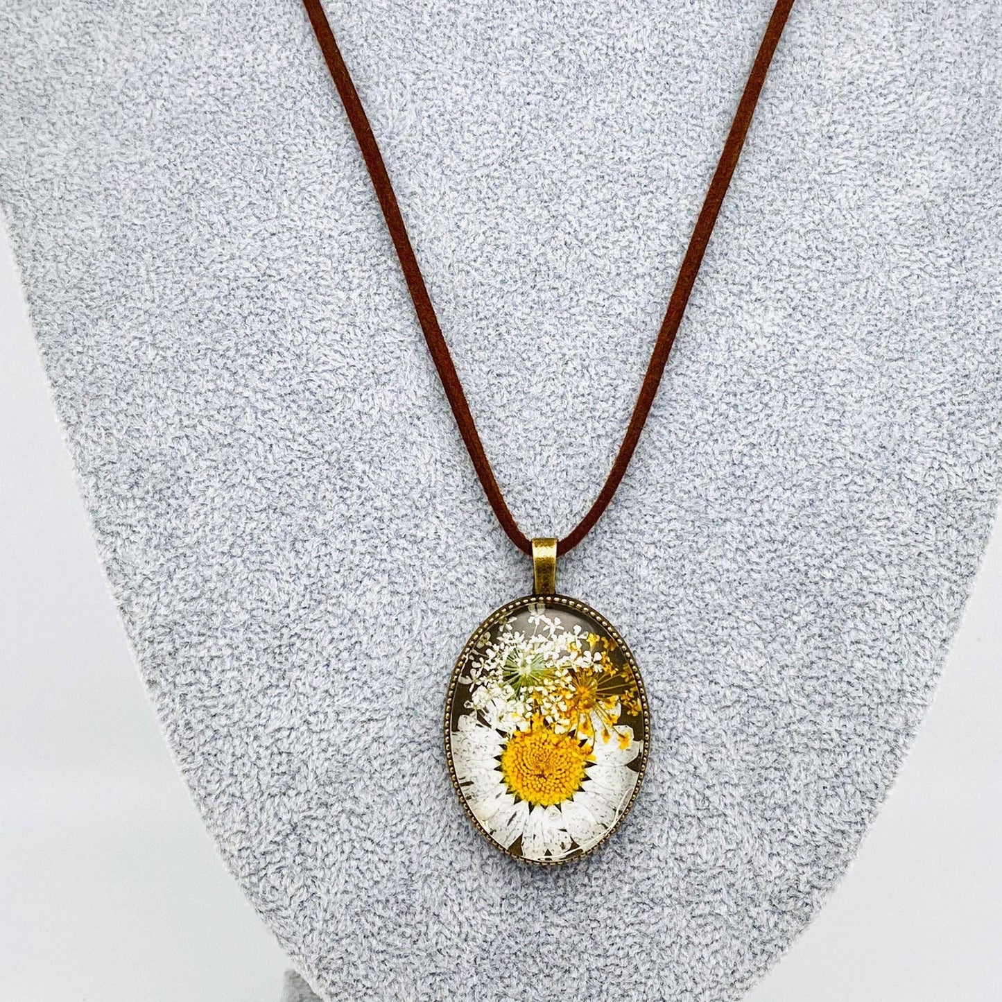 Mio Queena - Vintage Genuine Dried Flower Floral Oval Charm Necklace -PDF: Multicaule Chrysler & Queen Anne's Lace