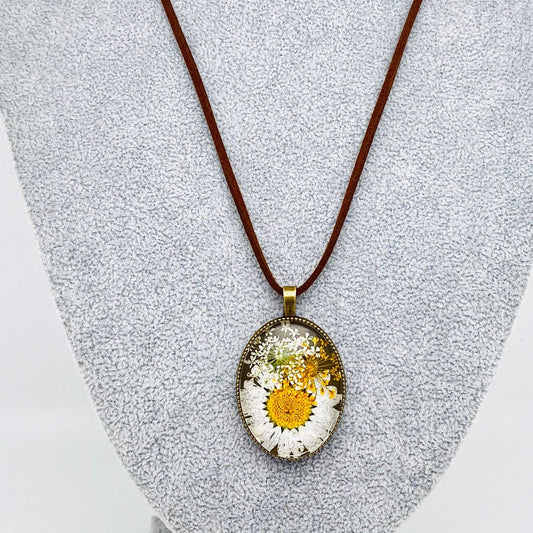 Mio Queena - Vintage Genuine Dried Flower Floral Oval Charm Necklace -PDF: Leucanthemum paludovum & Queen Anne's Lace