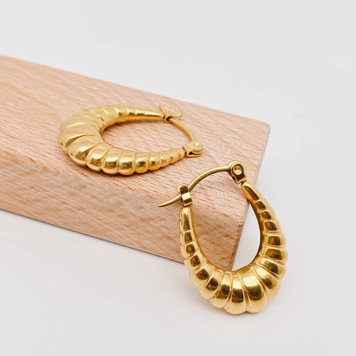 Mio Queena - Shrimp Pattern Hollow 18K Gold Plated Hoop Earrings - FGS: L-25*35*10MM