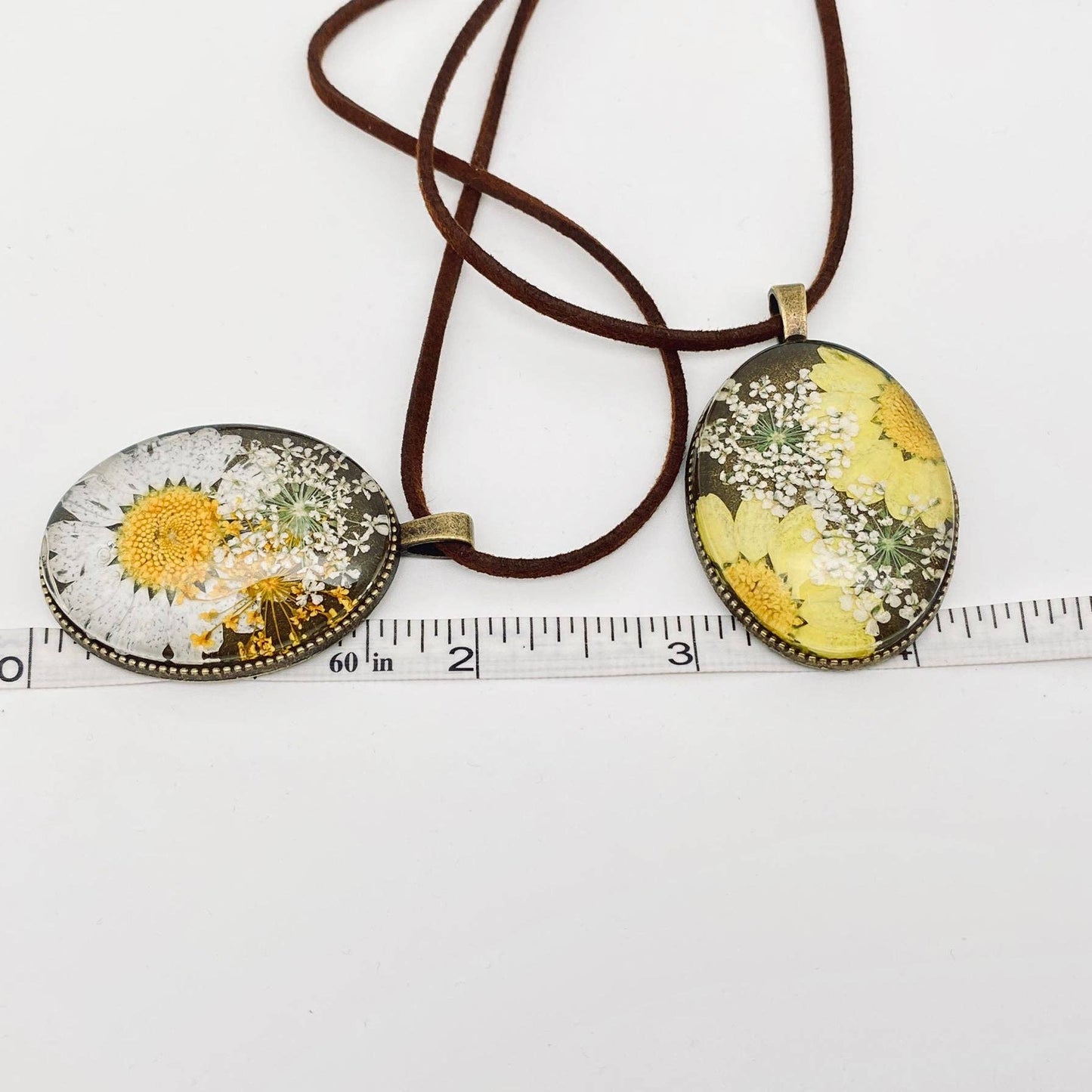 Mio Queena - Vintage Genuine Dried Flower Floral Oval Charm Necklace -PDF: Multicaule Chrysler & Queen Anne's Lace