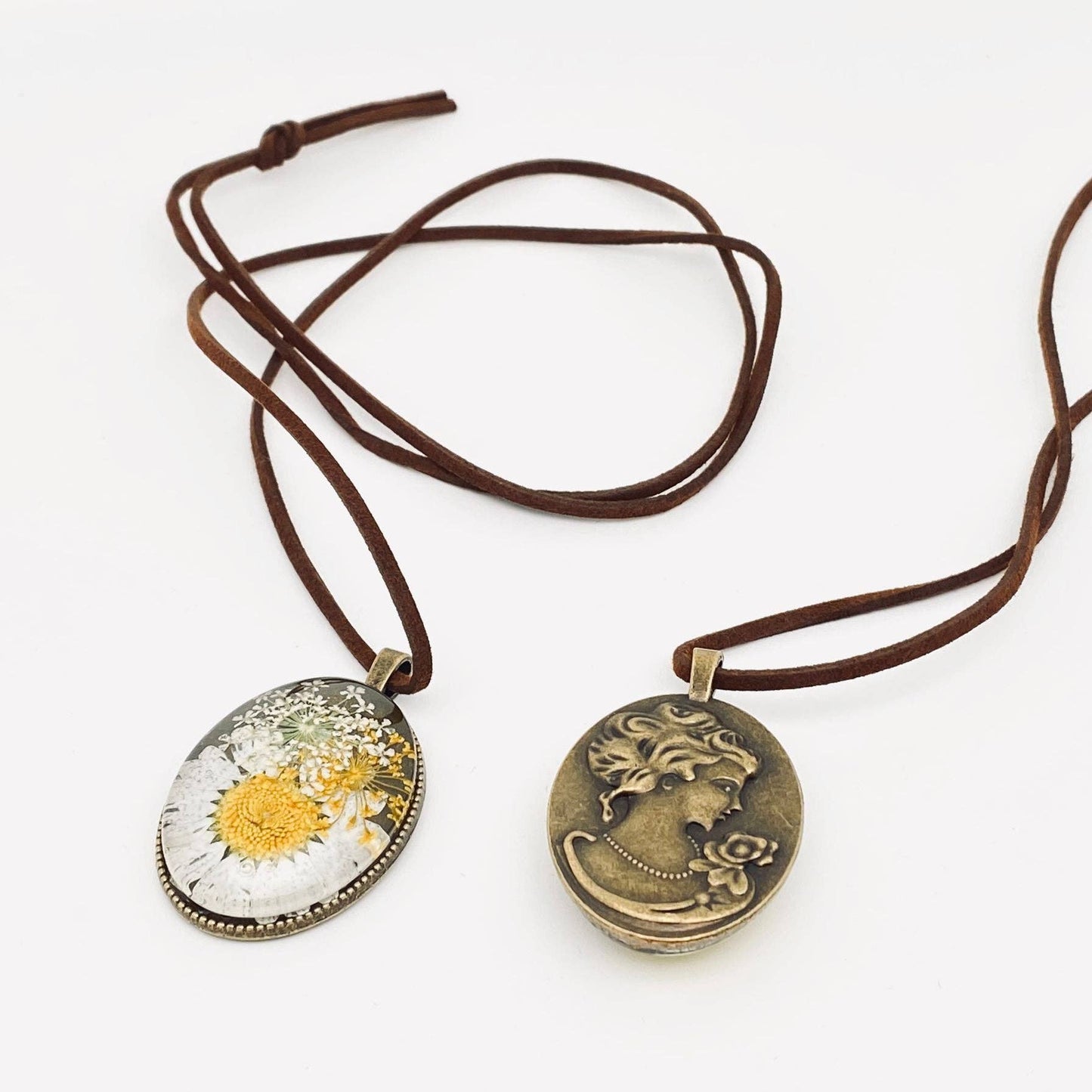 Mio Queena - Vintage Genuine Dried Flower Floral Oval Charm Necklace -PDF: Leucanthemum paludovum & Queen Anne's Lace