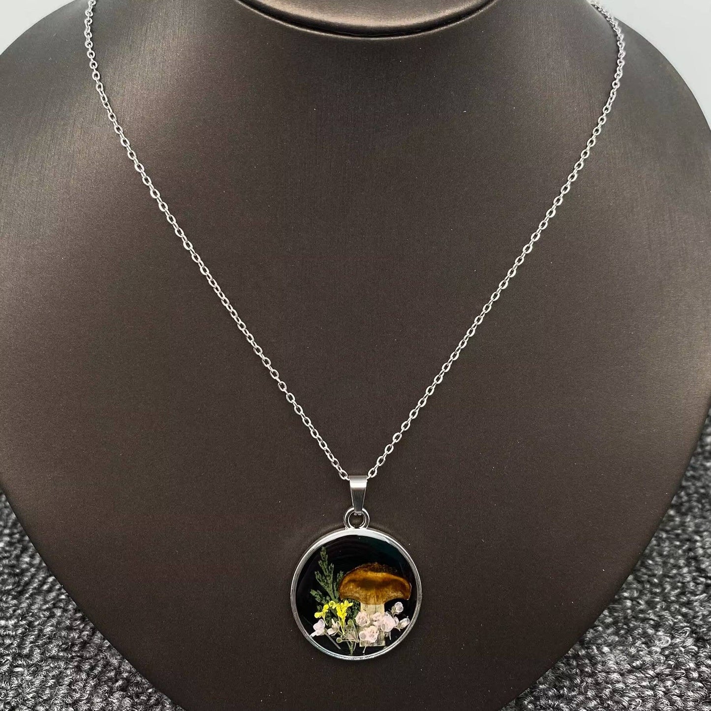 Mio Queena - Dried Flower & Mushroom Round Charm Necklace - PDF