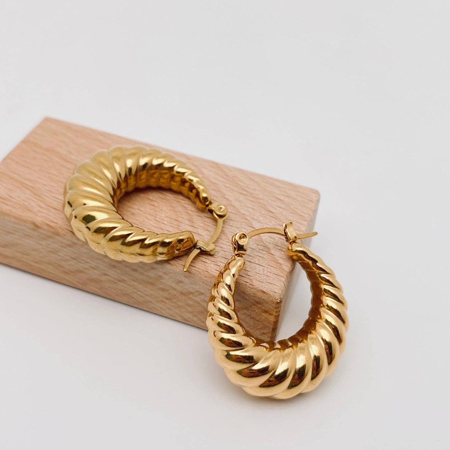 Mio Queena - Shrimp Pattern Hollow 18K Gold Plated Hoop Earrings - FGS: M-25*9*27MM
