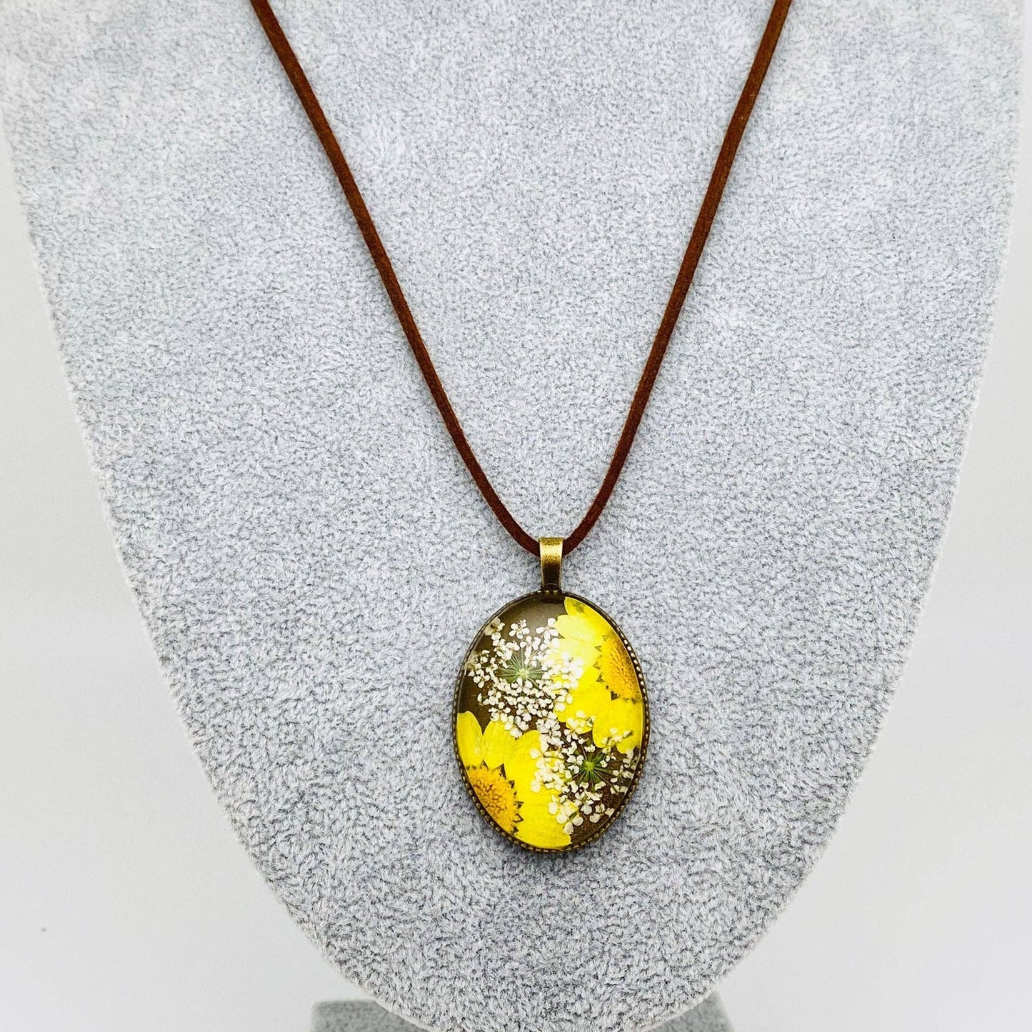 Mio Queena - Vintage Genuine Dried Flower Floral Oval Charm Necklace -PDF: Leucanthemum paludovum & Queen Anne's Lace