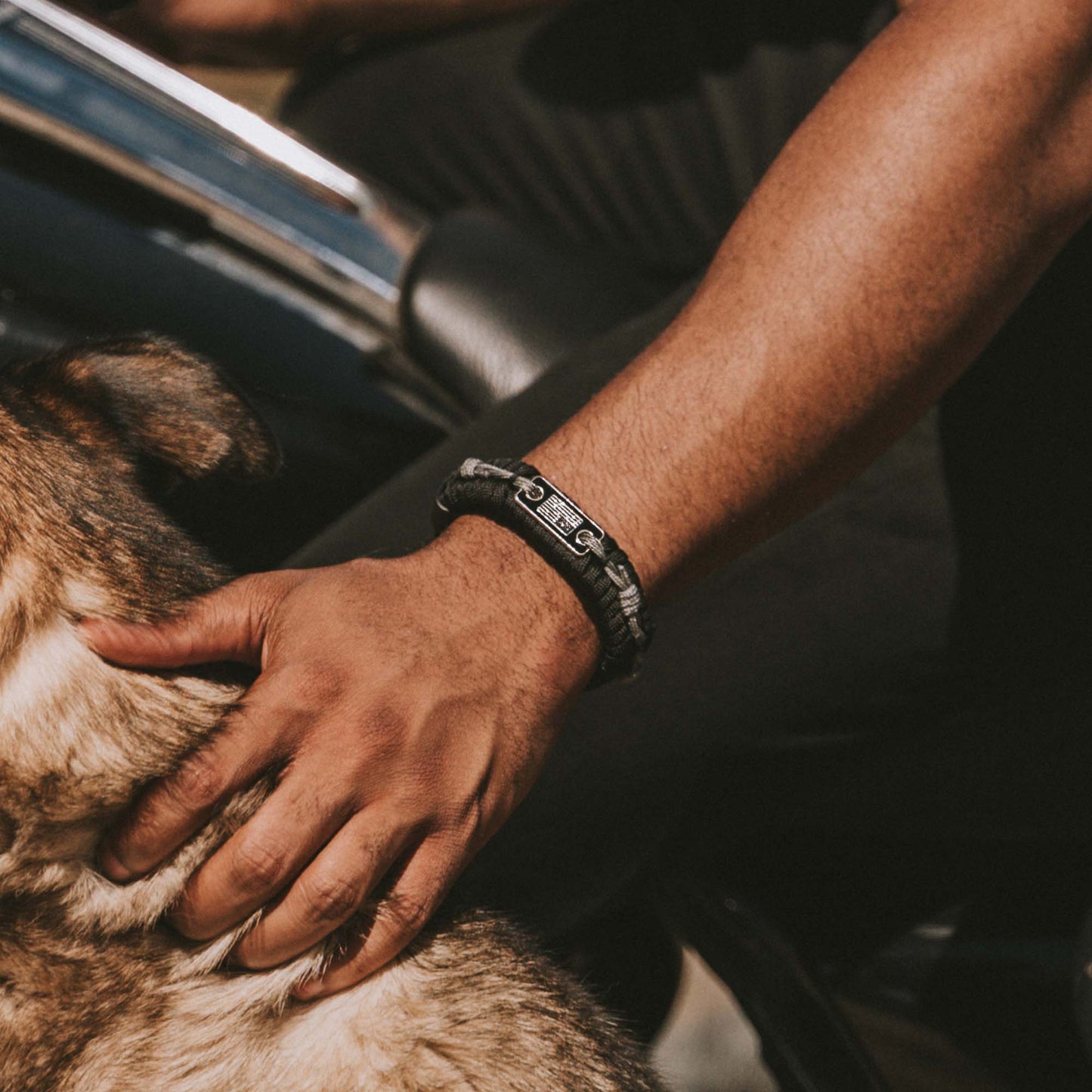 The Hero Company- Never Surrender Barbed Wire Paracord Bracelet: Helps Pair Veterans With A Service Dog Or Shelter Dog- Faire