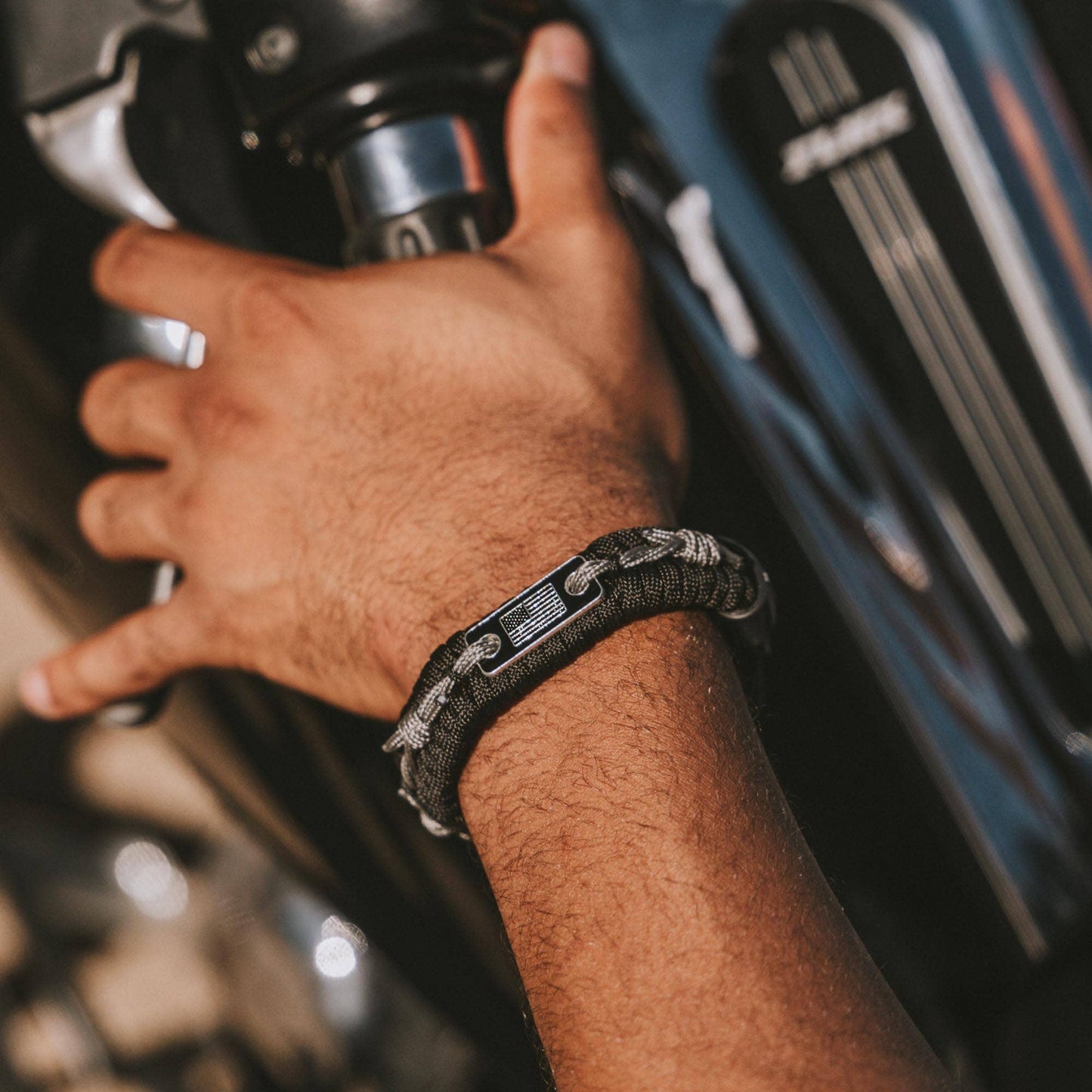 The Hero Company- Never Surrender Barbed Wire Paracord Bracelet: Helps Pair Veterans With A Service Dog Or Shelter Dog- Faire